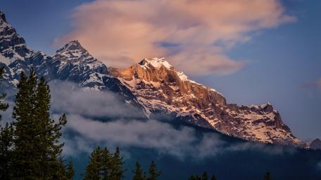 Majestic Mountains in Soft Light wallpaper