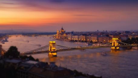 The Chain Bridge tilt-shift photo wallpaper