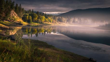 Serene Reflections on a Calm Lake wallpaper