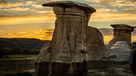 Majestic Rock Formations at Sunset wallpaper