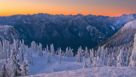 Majestic Winter Mountains at Dusk wallpaper