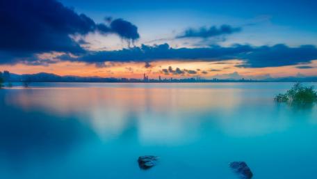 Tranquil Blue Lake at Sunset wallpaper