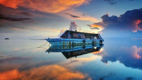 Serene Sunset Reflections on Water wallpaper
