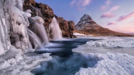 Kirkjufell in winter wallpaper