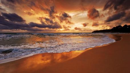 Serene Sunset Over Tranquil Beach Waves wallpaper