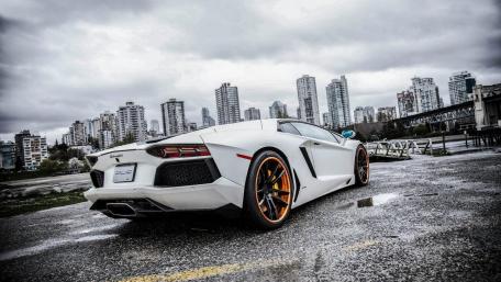 Sleek Lamborghini in Urban Paradise wallpaper