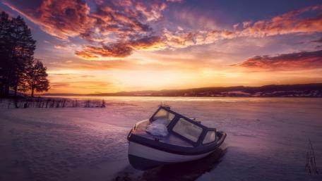 Serene Winter Sunset Over a Frozen Lake wallpaper