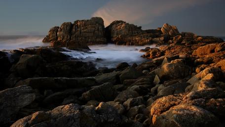 Serenity at the Seaside Rocks wallpaper