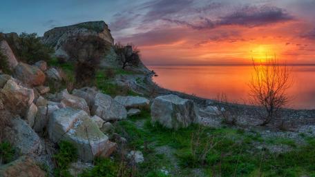 Serene Sunset at the Shoreline wallpaper