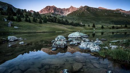 Serene Mountain Reflection at Twilight wallpaper