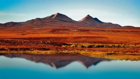 Majestic Mountains Reflecting on Serene Waters wallpaper