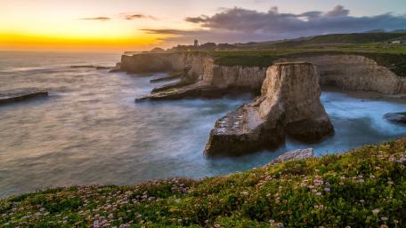 Serene Cliffside Sunset Overlooking Tranquil Sea wallpaper