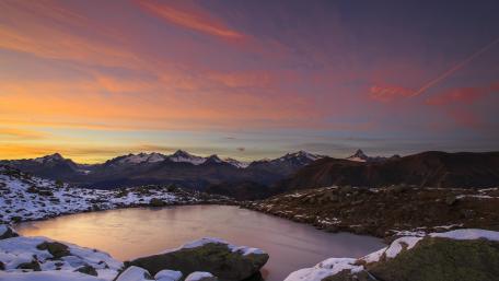Tranquil Mountain Lake at Dusk wallpaper