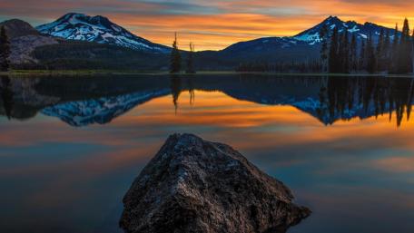 Stunning Lake Reflections at Dusk wallpaper