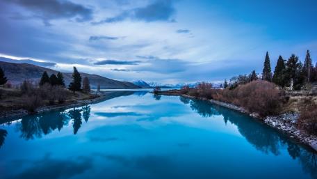 Serene Blue Hour Reflections Over Tranquil Waters wallpaper