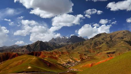 Majestic Mountain Landscape Under a Sweeping Sky wallpaper