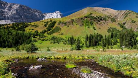 Majestic Highland Peaks and Serene Waterscape wallpaper