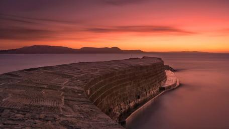 Serene Dusk Over Tranquil Waters wallpaper
