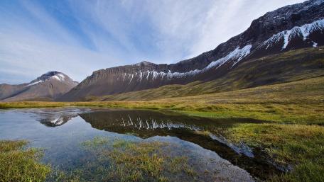 Serene Mountain Reflection in Tranquil Waters wallpaper