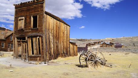 Forgotten Echoes of a Deserted Western Town wallpaper