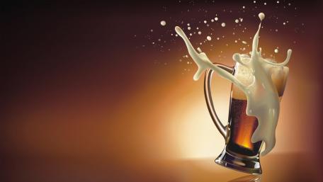 Refreshing Beer Splash Wallpaper for Enthusiasts wallpaper