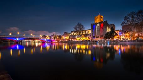 Vibrant City Reflections at Night wallpaper