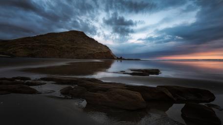 Tranquil Coastline at Dusk wallpaper