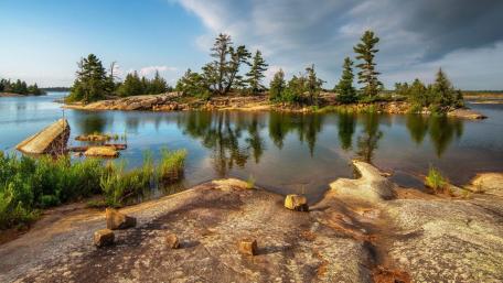Tranquil Island Reflections in Nature's Embrace wallpaper