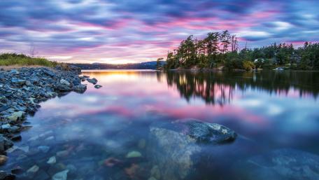 Serene Lake Reflection at Dusk wallpaper
