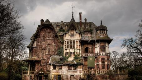Haunting Elegance of an Abandoned Castle wallpaper