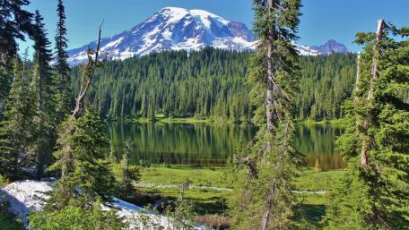 Majestic Mountain Reflections in Tranquil Lake wallpaper