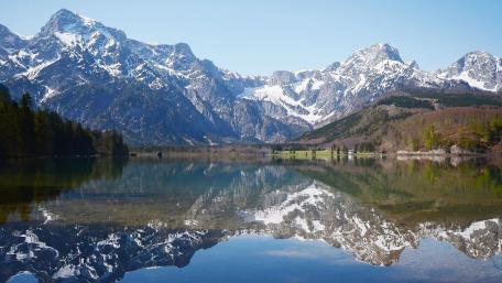 Majestic Mountain Reflections in a Serene Lake wallpaper