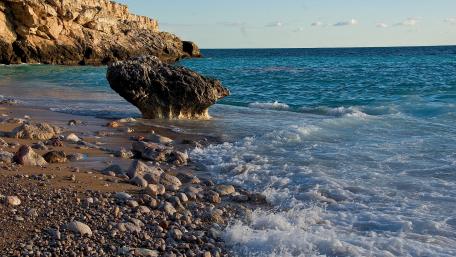 Serene Beachfront Escape with Vibrant Waters wallpaper