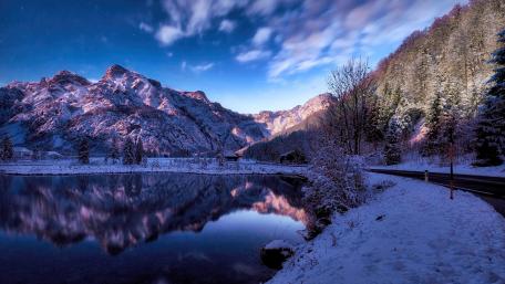 Tranquil Winter Reflections in Nature's Embrace wallpaper