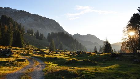 Breathtaking Mountain Landscape at Sunrise wallpaper