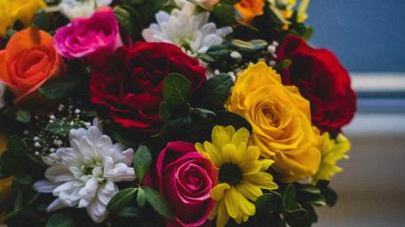 Vibrant Floral Bouquet for a Cheerful Ambience wallpaper