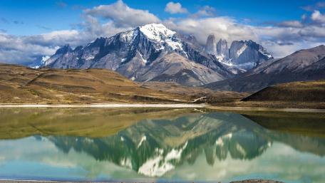 Stunning Mountain Reflection in Serene Lake Scene wallpaper