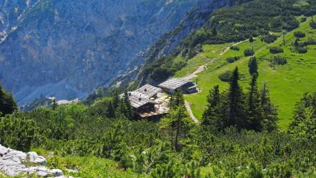 Serene Mountain Retreat Amidst Greenery wallpaper