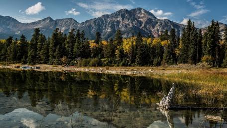 Serene Mountain Reflections in Tranquil Lake wallpaper