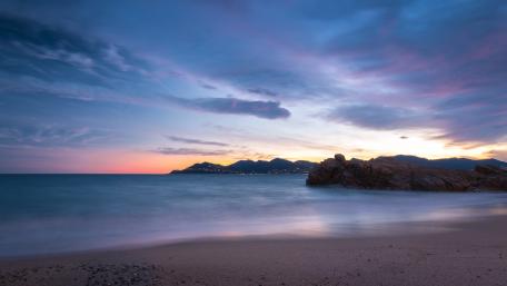 Tranquil Seascape at Sunset Over Serene Waters wallpaper