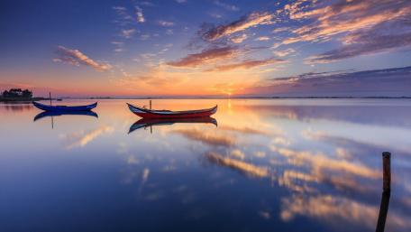 Serene Lake Sunrise with Boats wallpaper