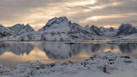 Majestic Mountains Reflected in Tranquil Lake wallpaper