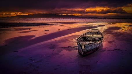 Serene Purple Sunset Over Tranquil Lake wallpaper