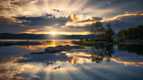 Serene Sunset Over Tranquil Lake wallpaper