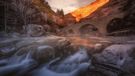 Serenity of the Stone Bridge over Tranquil Waters wallpaper