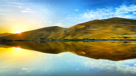 Golden Sunrise Over Serene Lake Reflection wallpaper