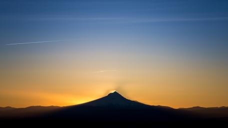 Majestic Mountain Sunset Scene wallpaper