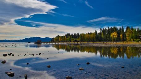 Serene Lakeside Reflections in Autumn wallpaper