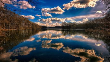 Tranquil Reflection on a Serene Reservoir wallpaper