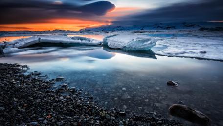 Frozen Serenity at Dawn wallpaper